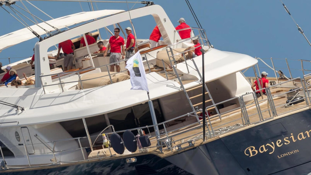 In vista dell’imminente recupero dello yacht Bayesian, il veliero realizzato dal cantiere navale Perini di Viareggio affondato per cause e... In vista dell’imminente recupero dello yacht Bayesian, il veliero realizzato dal cantiere navale Perini di Viareggio affondato per cause e...