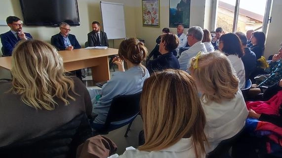 Un momento dell’incontro di ieri ad Abbadia: c’era il dg Torre, l’assessore regionale Bezzini con il sindaco Volpini Un momento dell’incontro di ieri ad Abbadia: c’era il dg Torre, l’assessore regionale Bezzini con il sindaco Volpini