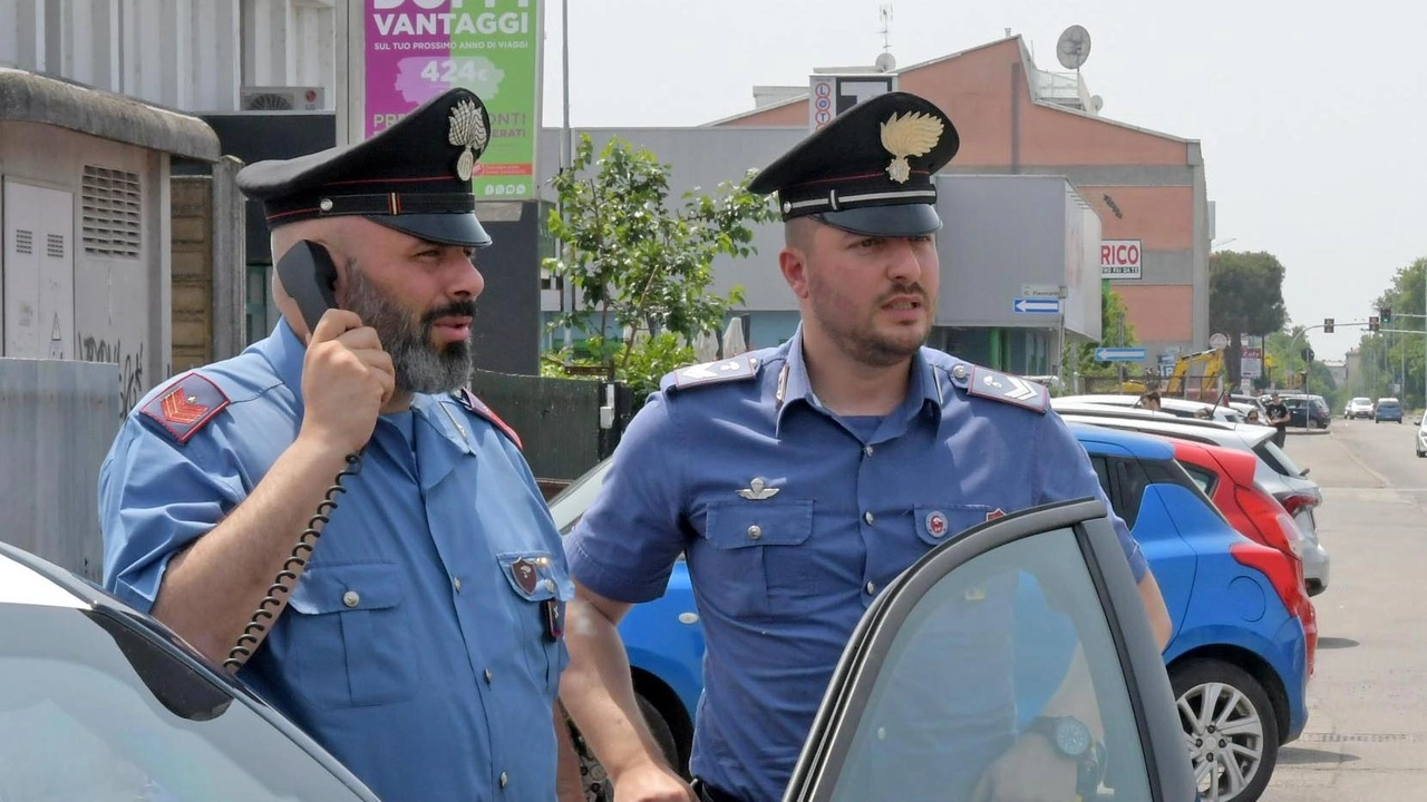I carabinieri della stazione di Lerici hanno fermato il mezzo irregolare mentre era in transito sulla linea nel territorio di Lerici coperta quotidianamente foto di archivio I carabinieri della stazione di Lerici hanno fermato il mezzo irregolare mentre era in transito sulla linea nel territorio di Lerici coperta quotidianamente foto di archivio