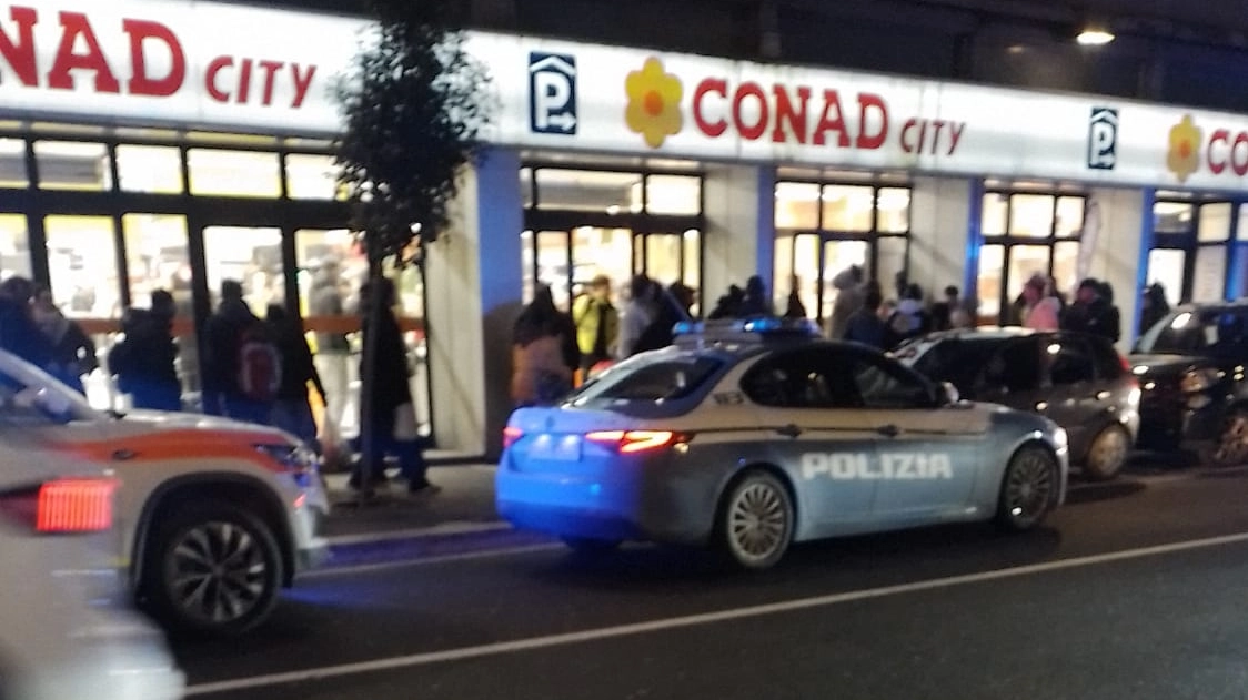 Le pattuglie della polizia fuori dal supermercato di via Guido Monaco nella serata del 14 febbraio