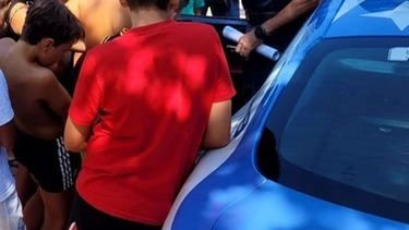 I poliziotti di Volterra sensibilizzano i bambini sui valori della legalità durante un incontro al campo solare Una tribù. I piccoli interagiscono con gli agenti, imparando sull'attività istituzionale e la sicurezza. La dirigente Ghilli spiega l'importanza del numero 112 e fornisce consigli contro il bullismo e l'adescamento online. I bambini ricevono gadget della polizia e ringraziano per l'esperienza educativa. I poliziotti di Volterra sensibilizzano i bambini sui valori della legalità durante un incontro al campo solare Una tribù. I piccoli interagiscono con gli agenti, imparando sull'attività istituzionale e la sicurezza. La dirigente Ghilli spiega l'importanza del numero 112 e fornisce consigli contro il bullismo e l'adescamento online. I bambini ricevono gadget della polizia e ringraziano per l'esperienza educativa.