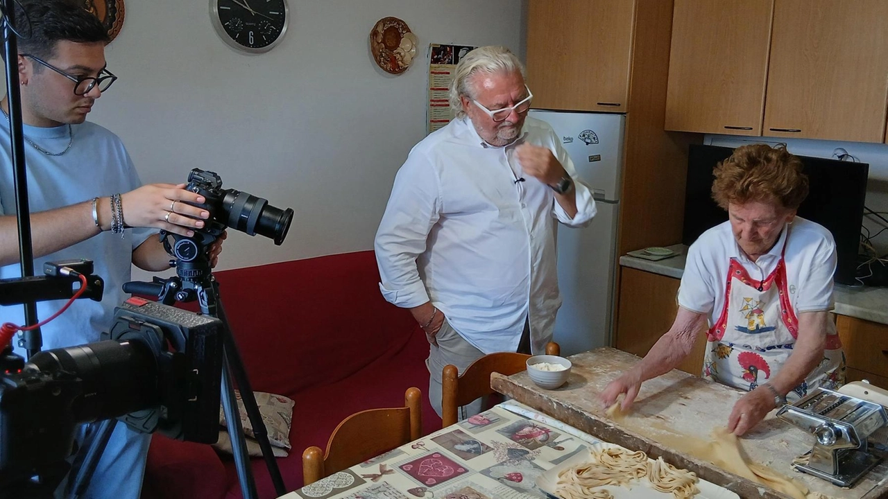 Alda Lazzoni, 105 anni, insieme a Massimo Canino e al tecnico della troupe Alda Lazzoni, 105 anni, insieme a Massimo Canino e al tecnico della troupe