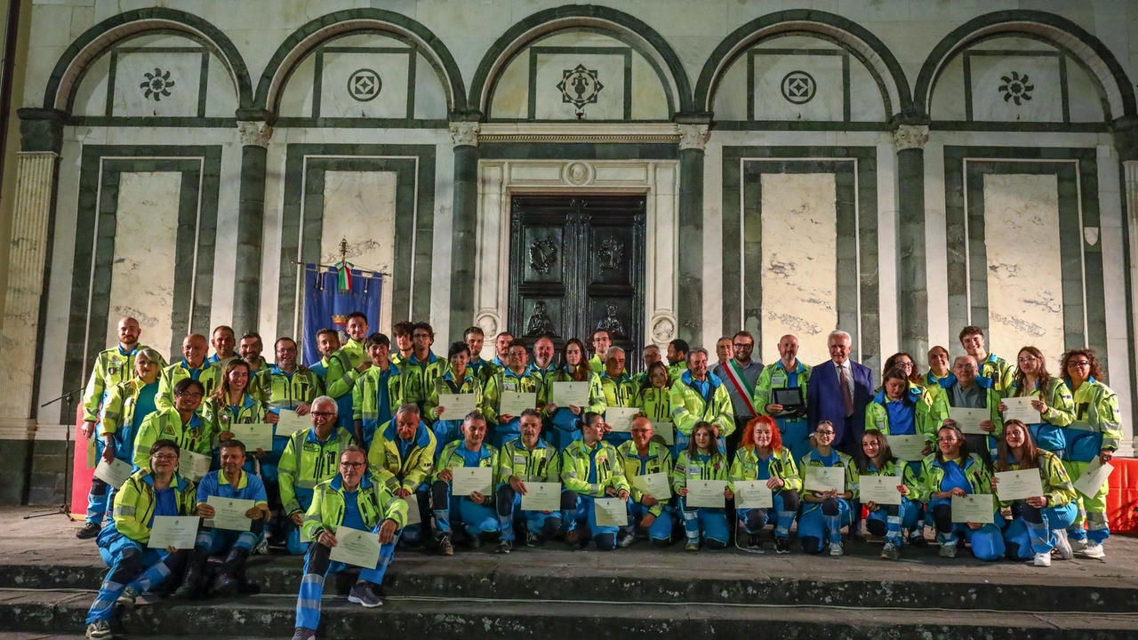 La Misericordia di Empoli nella foto di gruppo dopo la cerimonia di premiazione (Tommaso Gasperini/FotoGermogli) La Misericordia di Empoli nella foto di gruppo dopo la cerimonia di premiazione (Tommaso Gasperini/FotoGermogli)