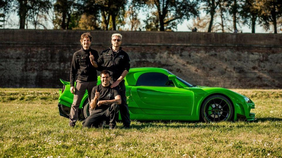Gli addetti di Sly Garage srl che ha dato vita al bolide lucchese Anomalya, presente in mostra in una versione rivista e potenziata Gli addetti di Sly Garage srl che ha dato vita al bolide lucchese Anomalya, presente in mostra in una versione rivista e potenziata