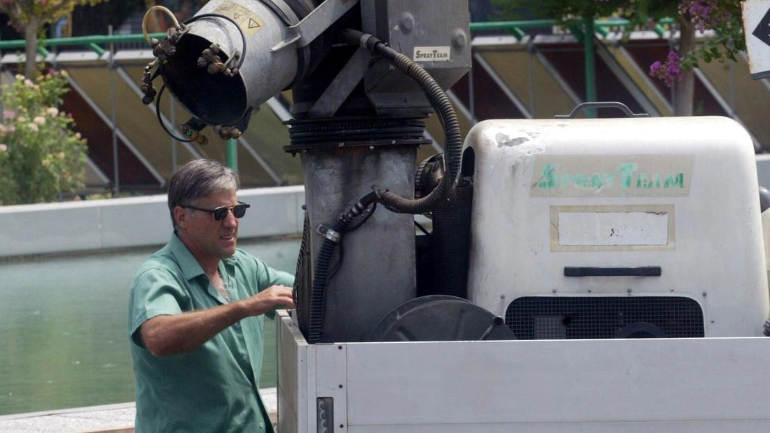 La disinfestazione a cura di Plures Alia riguarda gli spazi pubblici. Nei giardini privati sono stati distribuiti ai proprietari kit antilarvali La disinfestazione a cura di Plures Alia riguarda gli spazi pubblici. Nei giardini privati sono stati distribuiti ai proprietari kit antilarvali