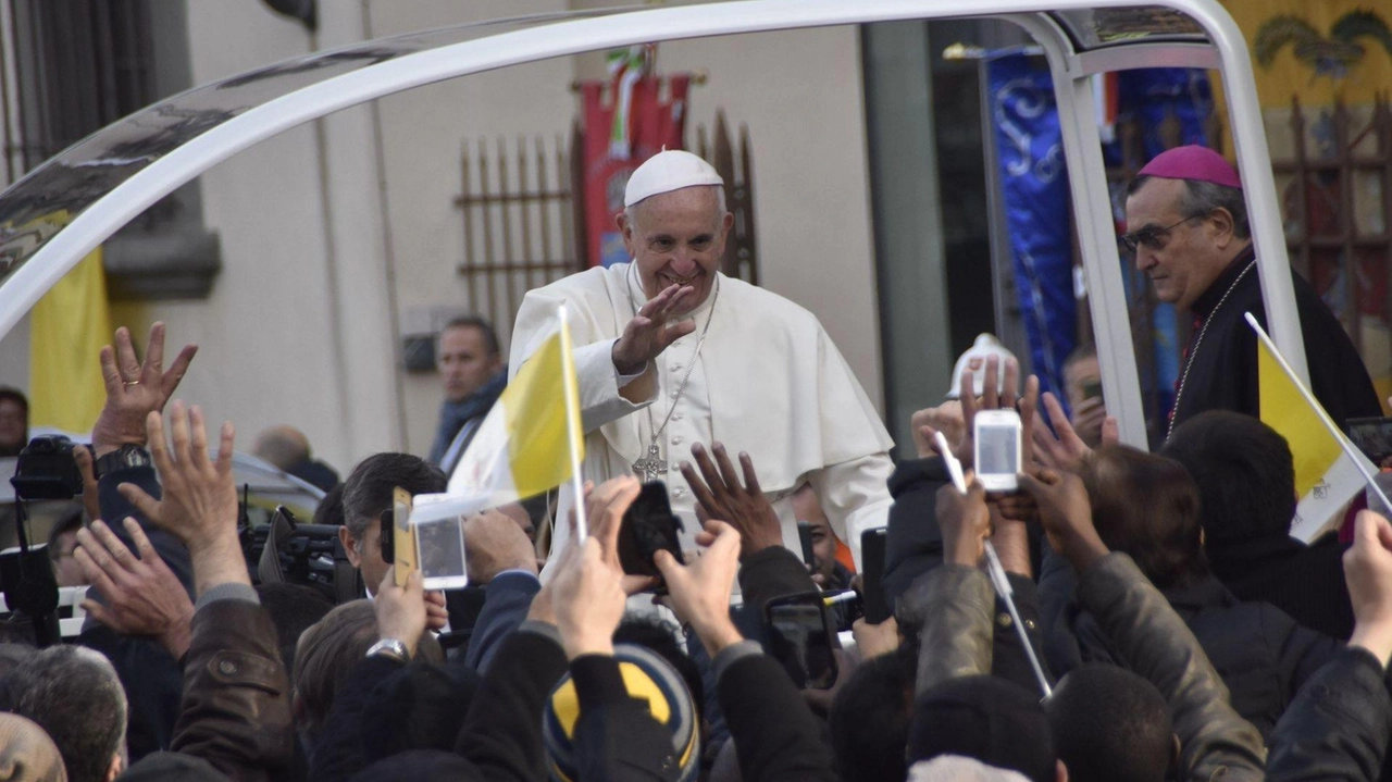 Il passaggio di Papa Francesco per le strade della città nel 2015 Foto Attalmi