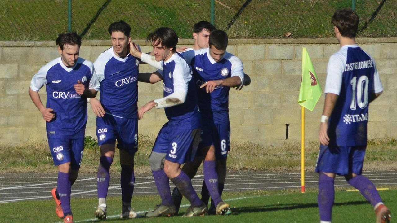 «Torniamo a casa». Inizia così il post con il quale la Castiglionese, sui propri canali social, ha ufficializzato la fine dei lavori allo stadio Faralli «Torniamo a casa». Inizia così il post con il quale la Castiglionese, sui propri canali social, ha ufficializzato la fine dei lavori allo stadio Faralli