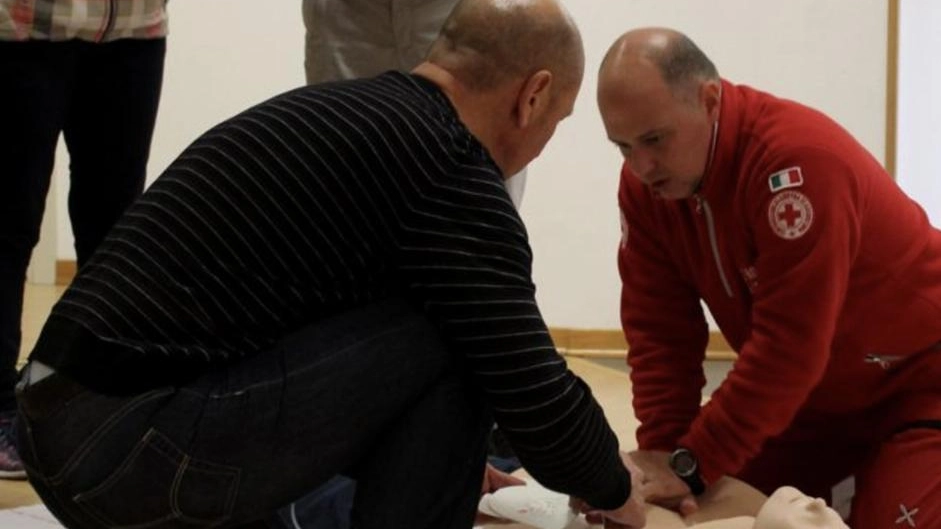Un corso per imparare a usare il defibrillatore (foto di repertorio) Un corso per imparare a usare il defibrillatore (foto di repertorio)