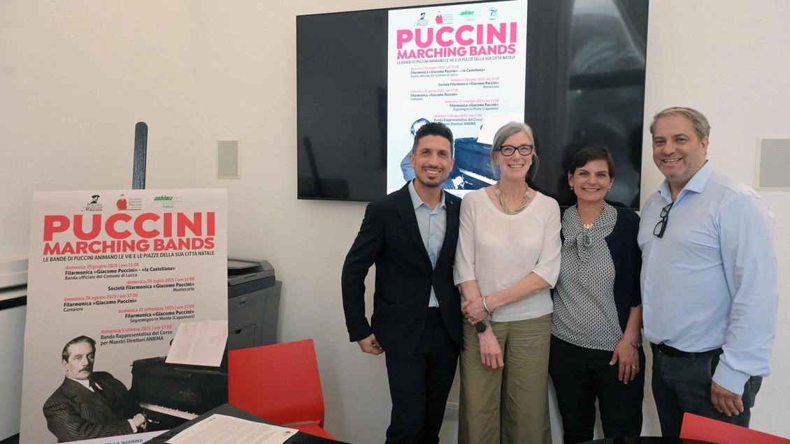 La presentazione di «Puccini Marching Bands», che da domenica 29 giugno fino a ottobre animerà il centro storico con musica, colori e tradizione (foto Alcide) La presentazione di «Puccini Marching Bands», che da domenica 29 giugno fino a ottobre animerà il centro storico con musica, colori e tradizione (foto Alcide)