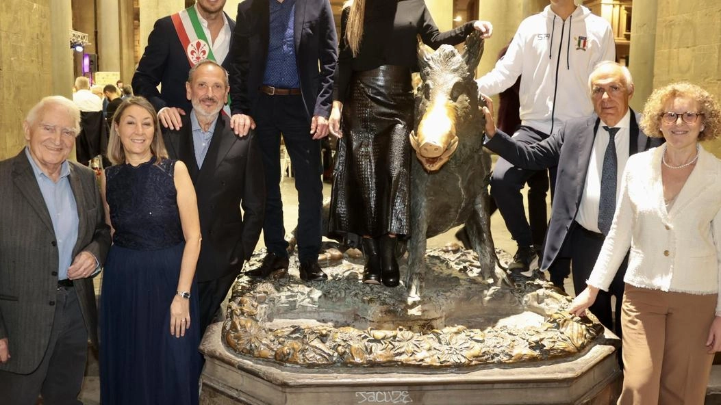 Dolcenera e i partecipanti posano davanti al Porcellino Dolcenera e i partecipanti posano davanti al Porcellino