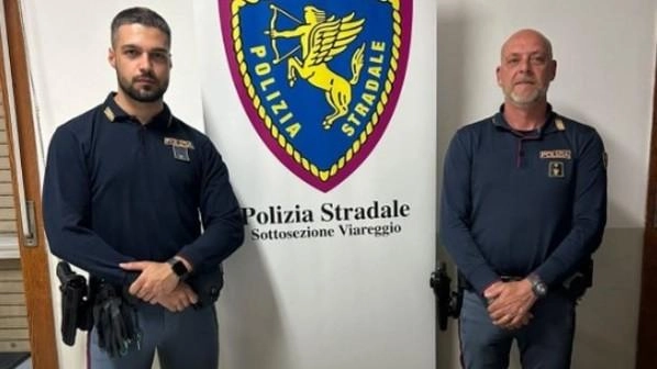 Gli agenti della Polstrada di Viareggio con i 7 chili di hashish, suddivisi in diciotto panetti, sequestrati al trentenne Gli agenti della Polstrada di Viareggio con i 7 chili di hashish, suddivisi in diciotto panetti, sequestrati al trentenne