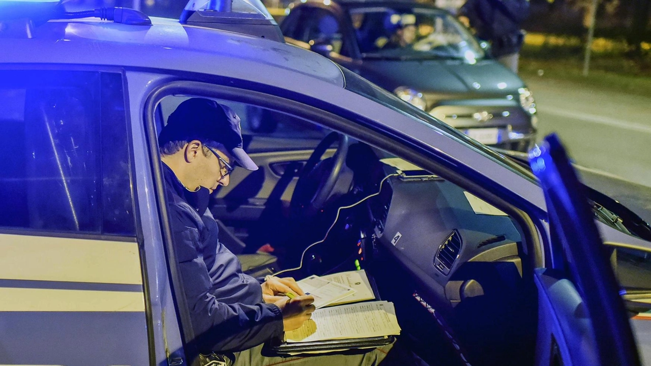 Tre giovani hanno accerchiato un turista vicino a via Palazzuolo, dove venne colpito nonno Ezio. Uno di loro ha usato il gas al peperoncino, poi lo hanno derubato. Indaga la polizia. Tre giovani hanno accerchiato un turista vicino a via Palazzuolo, dove venne colpito nonno Ezio. Uno di loro ha usato il gas al peperoncino, poi lo hanno derubato. Indaga la polizia.