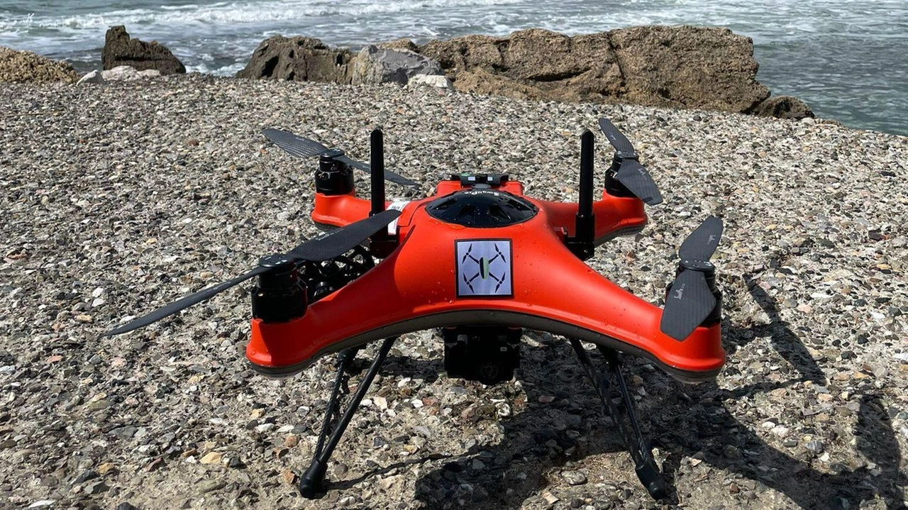 Il drone che la Human Drone Team ha sviluppato per facilitare il soccorso in mare in caso di emergenza Il drone che la Human Drone Team ha sviluppato per facilitare il soccorso in mare in caso di emergenza