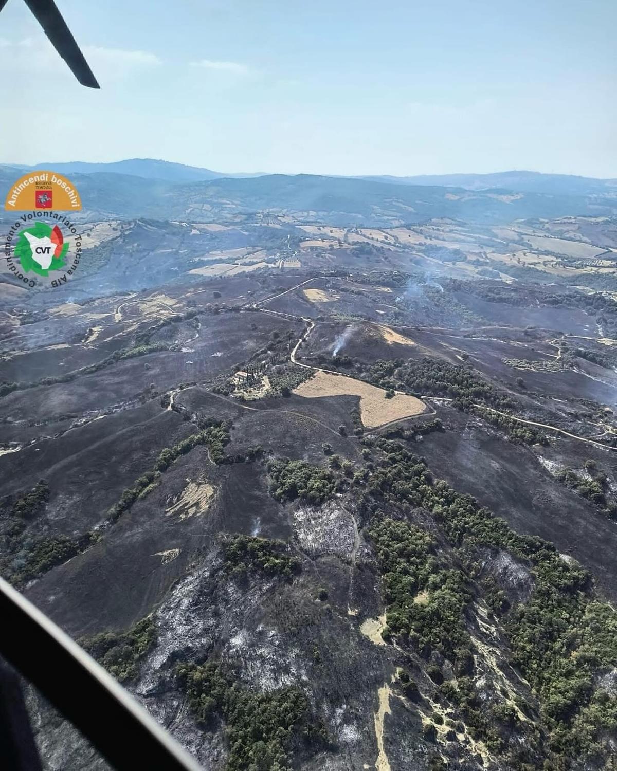 Il disastro di Cana, le colline di Roccalbegna devastate dalle fiamme. E ora è caccia al piromane