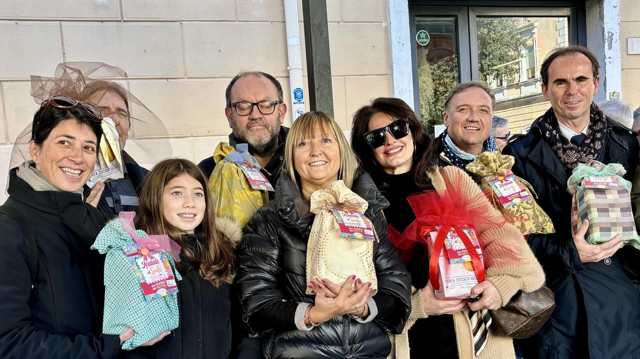 Un momento della presentazione di ieri mattina della quarta edizione dell’iniziativa natalizia «I sacchetti del Natale di Sole» in favoer del Meyer Un momento della presentazione di ieri mattina della quarta edizione dell’iniziativa natalizia «I sacchetti del Natale di Sole» in favoer del Meyer