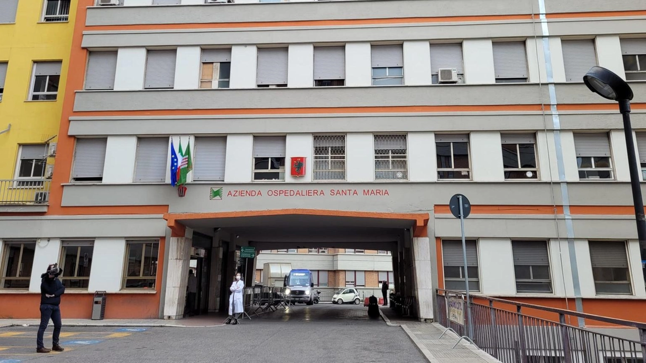 E' successo a Terni. Lei è grave, ipotesi tentativo suicidio E' successo a Terni. Lei è grave, ipotesi tentativo suicidio