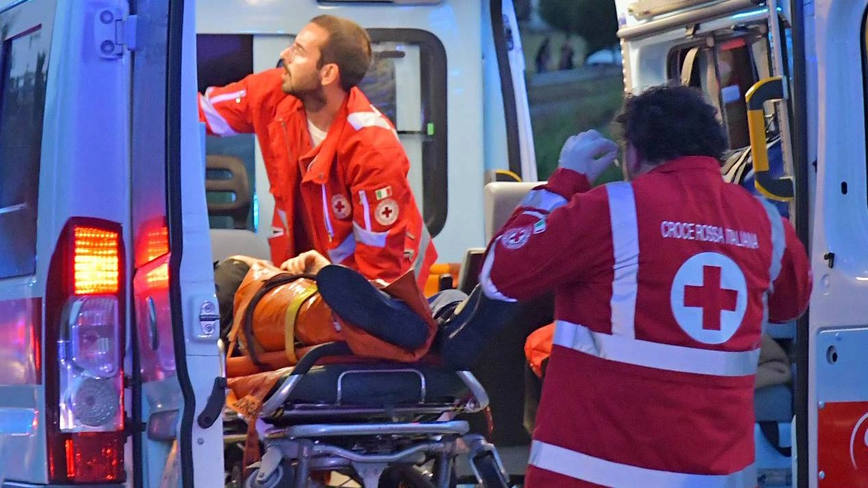 Ancora violenza nella struttura di viale Corsica, due agenti in ospedale. Arrivano i carabinieri in tenuta antisommossa. I sindacati: "È una polveriera".