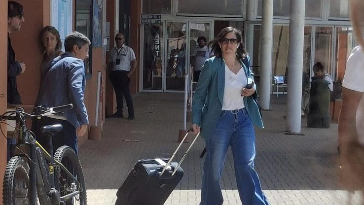 Elly Schlein chega ao Aeroporto de Elba