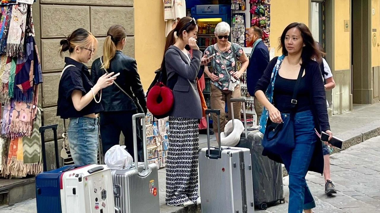Del pool faranno parte, oltre alla Municipale, altri uffici di Palazzo Vecchio: una ventina i dipendenti coinvolti. Le verifiche riguarderanno i lavoratori a nero, il versamento di Imu e tassa di soggiorno e l’acquisizione del Cin . Del pool faranno parte, oltre alla Municipale, altri uffici di Palazzo Vecchio: una ventina i dipendenti coinvolti. Le verifiche riguarderanno i lavoratori a nero, il versamento di Imu e tassa di soggiorno e l’acquisizione del Cin .