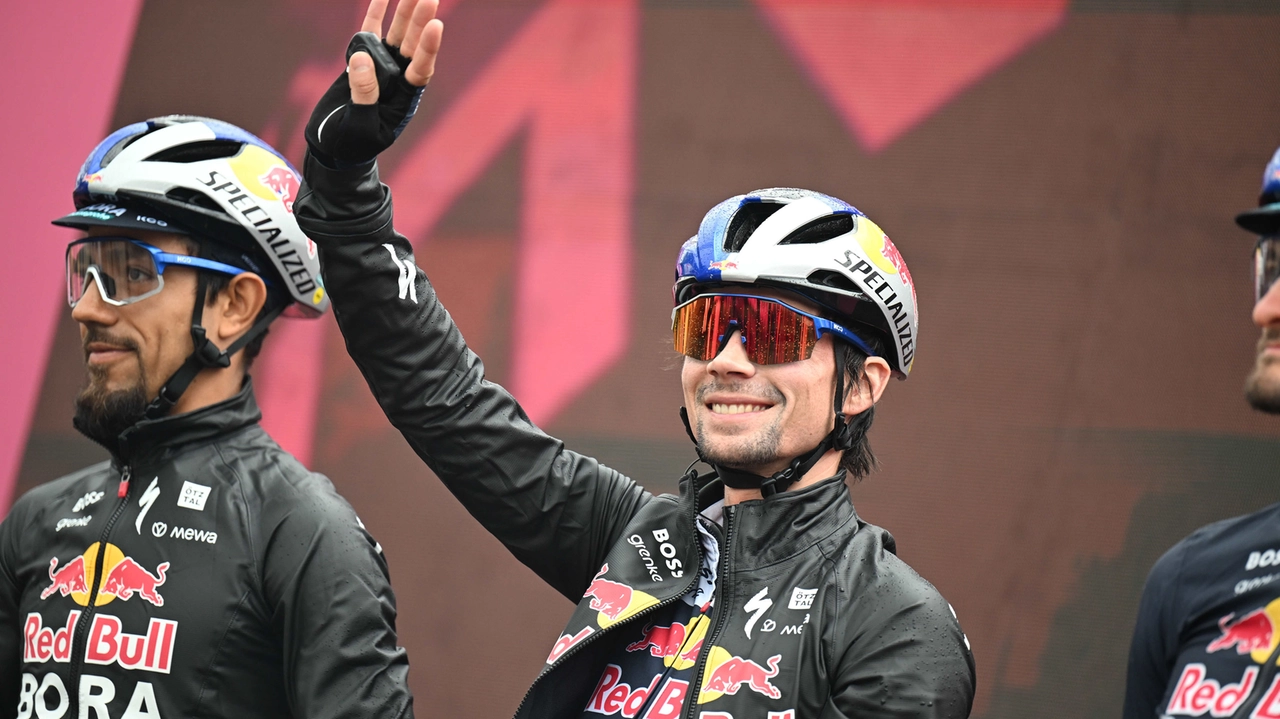 Roglic cade e si ritira nella tappa 16 del Giro d’Italia 2025