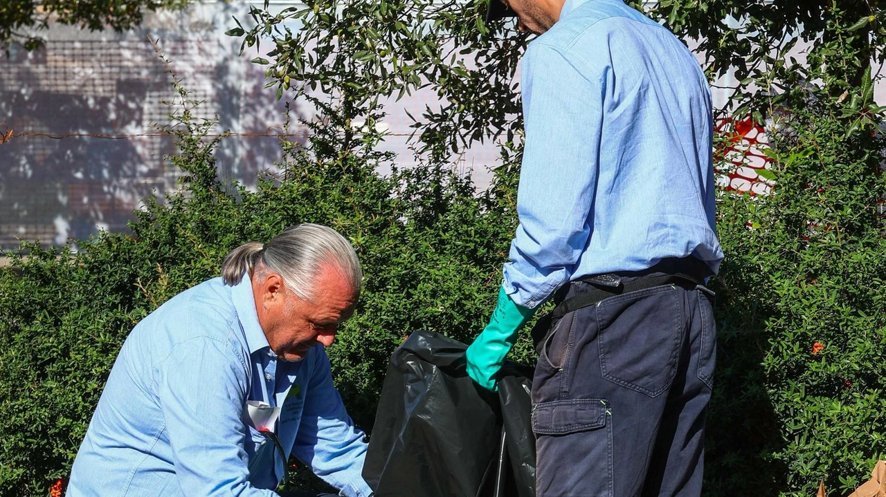 Gli ispettori ambientali lavoreranno sul territorio per contrastare il fenomeno dell’abbandono dei rifiuti e per verificare che il conferimento dei rifiuti stessi sia fatto in modo corretto Gli ispettori ambientali lavoreranno sul territorio per contrastare il fenomeno dell’abbandono dei rifiuti e per verificare che il conferimento dei rifiuti stessi sia fatto in modo corretto