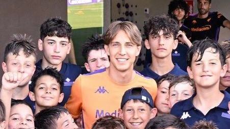 Jacopo Fazzini super sorridente ieri pomeriggio con i ragazzini del Viola Park Jacopo Fazzini super sorridente ieri pomeriggio con i ragazzini del Viola Park