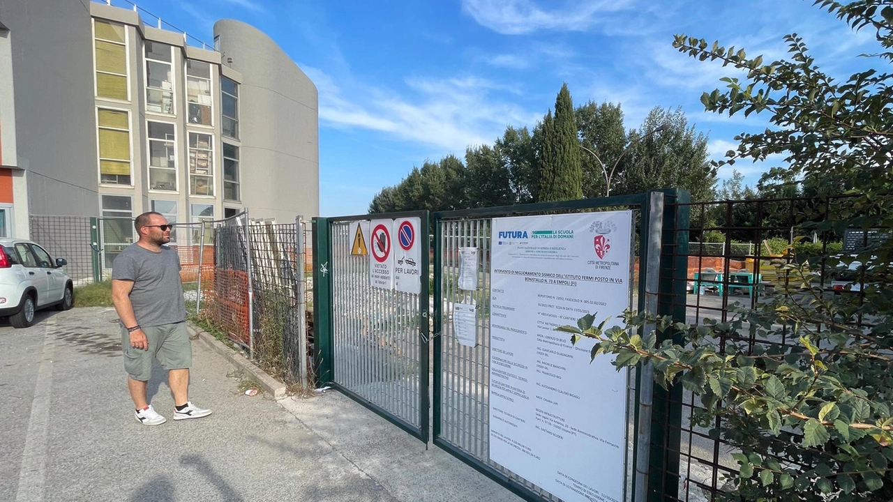 L’ingresso del cantiere al polo scolastico in via Sanzio: un intervento complesso e molto atteso dalla cittadinanza (foto Tommaso Gasperini/FotocronacheGermogli) L’ingresso del cantiere al polo scolastico in via Sanzio: un intervento complesso e molto atteso dalla cittadinanza (foto Tommaso Gasperini/FotocronacheGermogli)