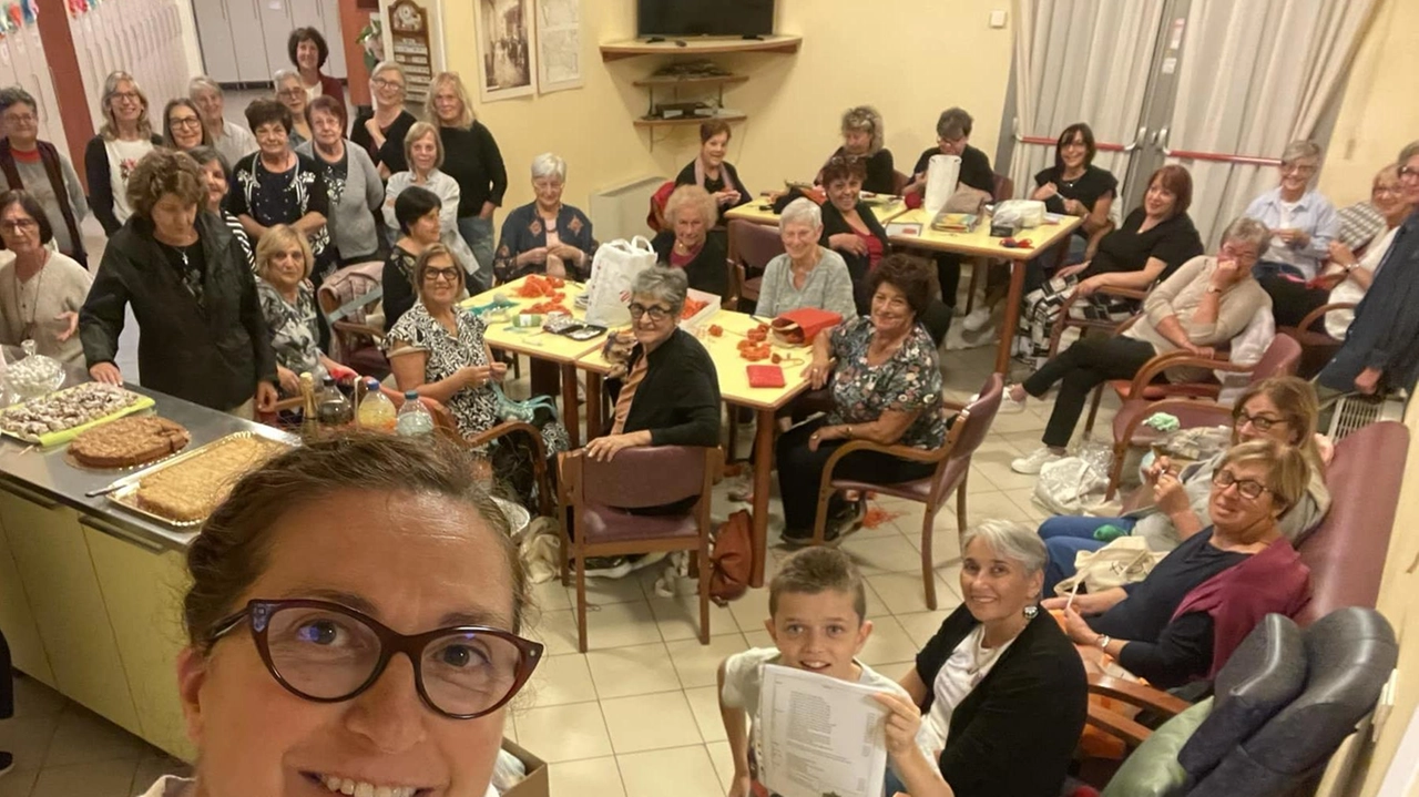 Una simpatica fotografia in modalità ”selfie“ per le uncinettine di Porcari