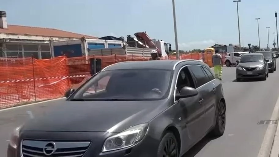 Traffico in tilt e parcheggi introvabili per il cantiere sulla Marina di Torre del Lago Traffico in tilt e parcheggi introvabili per il cantiere sulla Marina di Torre del Lago