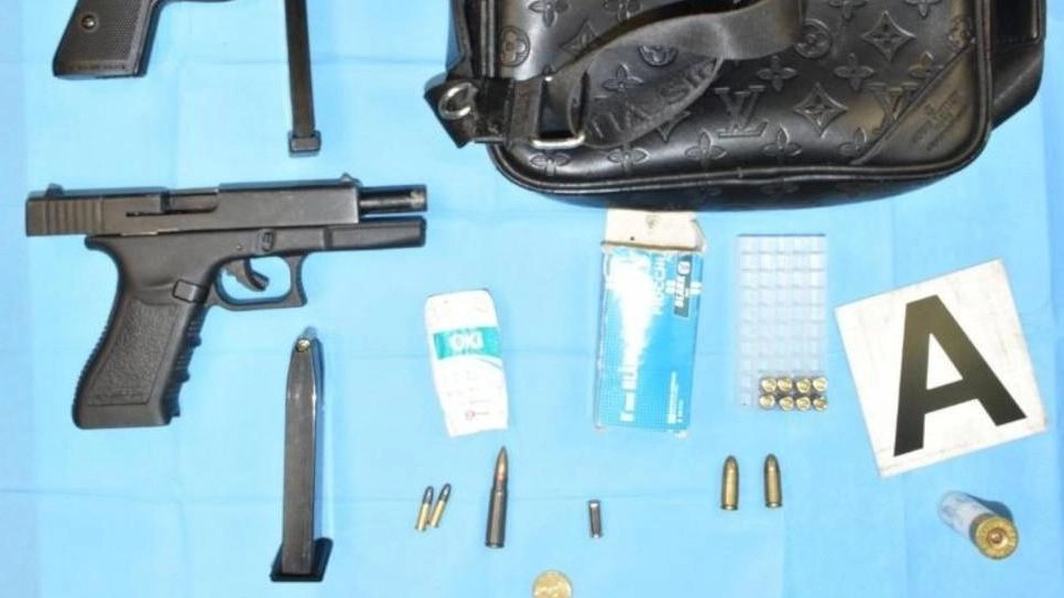 Il borsone con pistole e proiettili a tracolla trovato. incustodito all’interno del Bagno Costa Azzurra lo scorso luglio Il borsone con pistole e proiettili a tracolla trovato. incustodito all’interno del Bagno Costa Azzurra lo scorso luglio