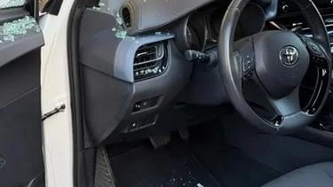 A Prato aumentano i raid notturni sulle auto in sosta, con danneggiamenti e furti. La microcriminalità preoccupa i cittadini, con episodi in diversi quartieri della città.