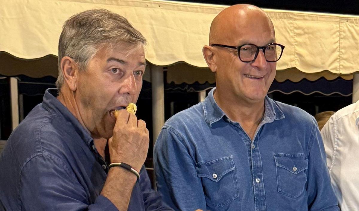 https://www.lanazione.it/image-service/view/acePublic/alias/contentid/OGQ1ZWIwN2ItNTUwZi00/0/scoppia-il-caso-del-panettone-protesta-per-la-presenza-del-sindaco-murzi-sponsorizza-in-spiaggia.jpeg?f=1.91:1&w=1200