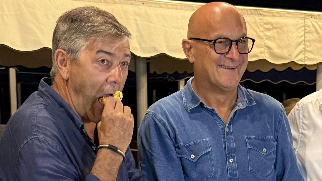 Il sindaco Bruno Murzi durante la presentazione del panettone estivo in uno stabilimento balneare La sua presenza ha fatto discutere Il sindaco Bruno Murzi durante la presentazione del panettone estivo in uno stabilimento balneare La sua presenza ha fatto discutere