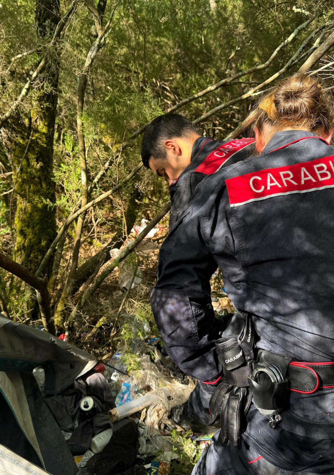 Arsenale nel bosco a Trequanda. Spacciatori con cocaina e machete Arsenale nel bosco a Trequanda. Spacciatori con cocaina e machete