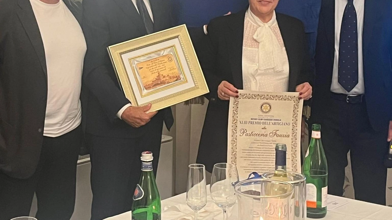 ’Gigi’ Cecchi con la moglie Serena raccoglie il Premio Artigiano 2024 conferito alla sua pasticceria ’Gigi’ Cecchi con la moglie Serena raccoglie il Premio Artigiano 2024 conferito alla sua pasticceria