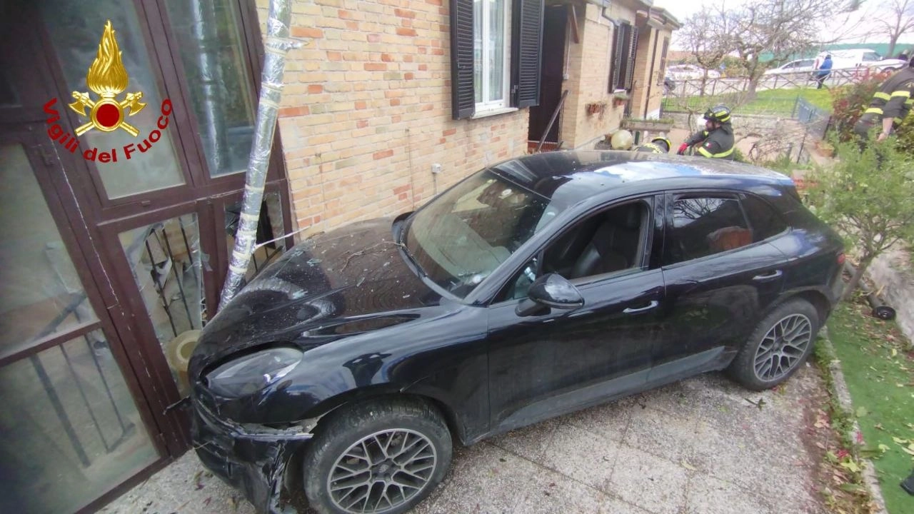 Perde il controllo del Suv e si schianta contro una casa