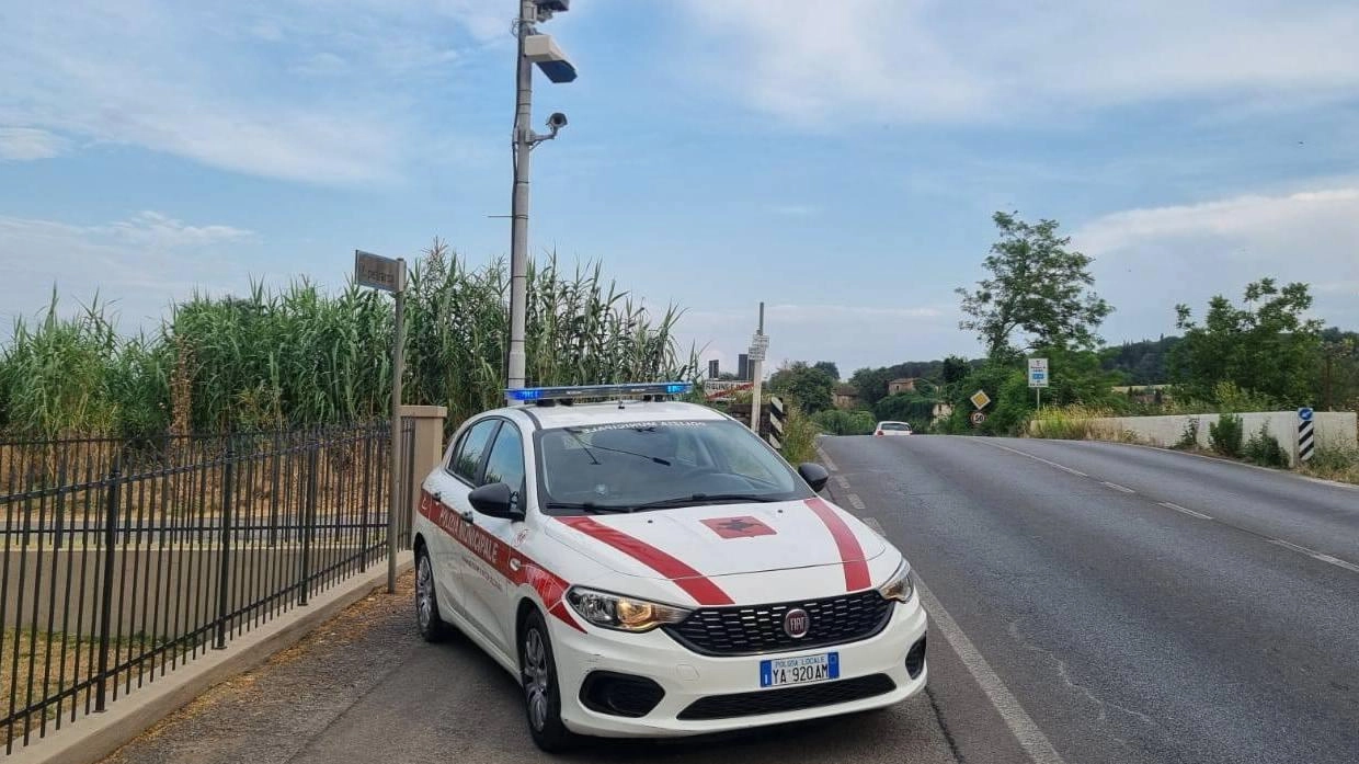 Il nuovo apparecchio sulla strada regionale 69 che smaschera chi guida col telefono Il nuovo apparecchio sulla strada regionale 69 che smaschera chi guida col telefono