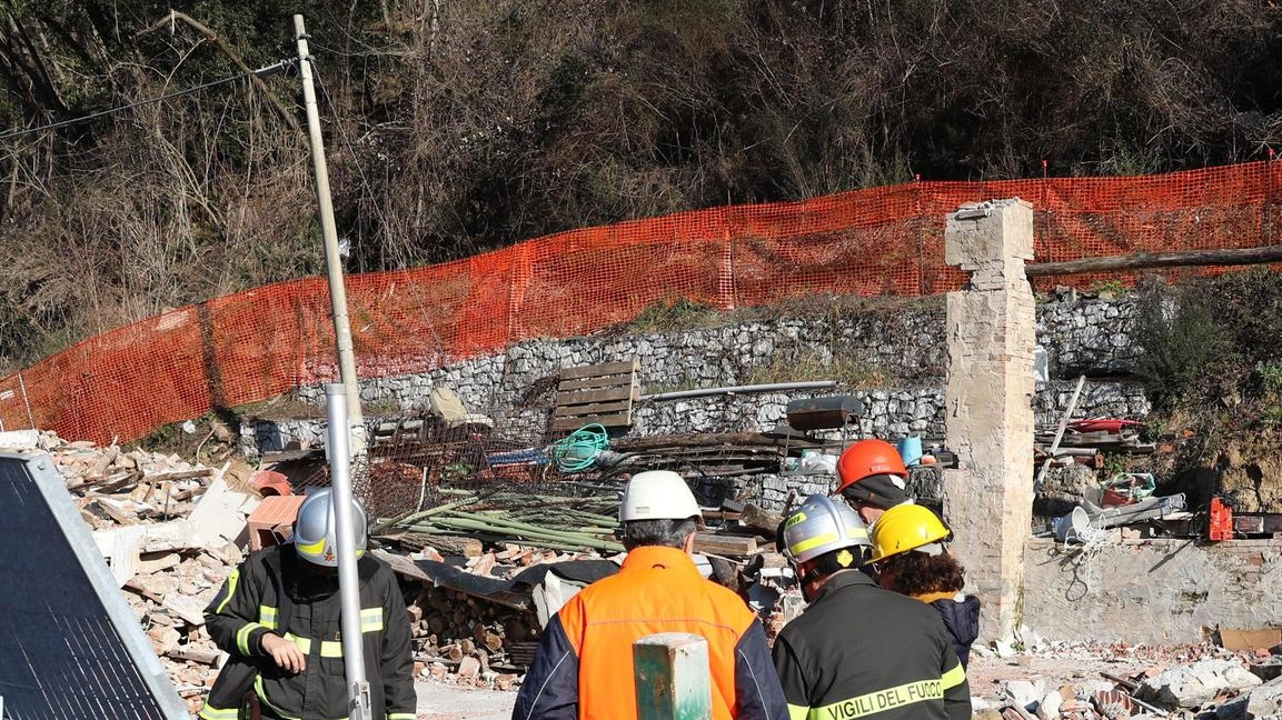 Le macerie dopo l’esplosione di gas a Torre (Alcide)