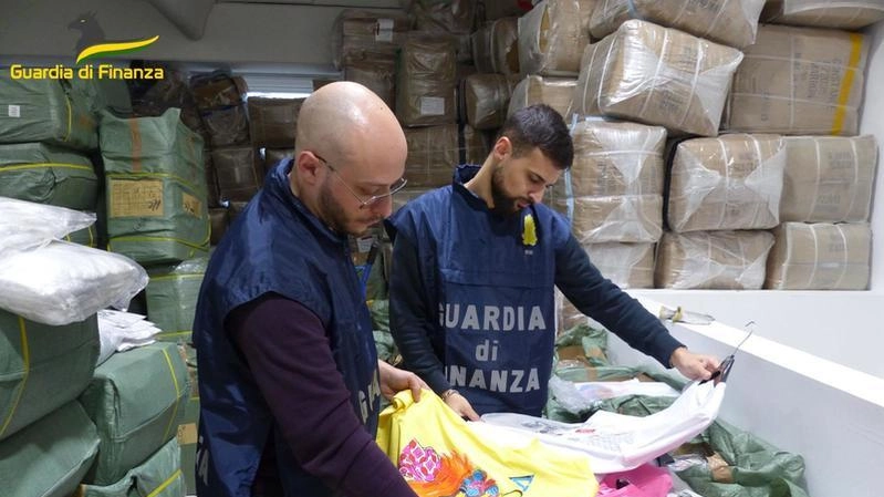 Maxi sequestro di 9.600 marchi contraffatti in una ditta cinese. L’uso dei clichè consentiva di realizzare quotidianamente 85mila capi.