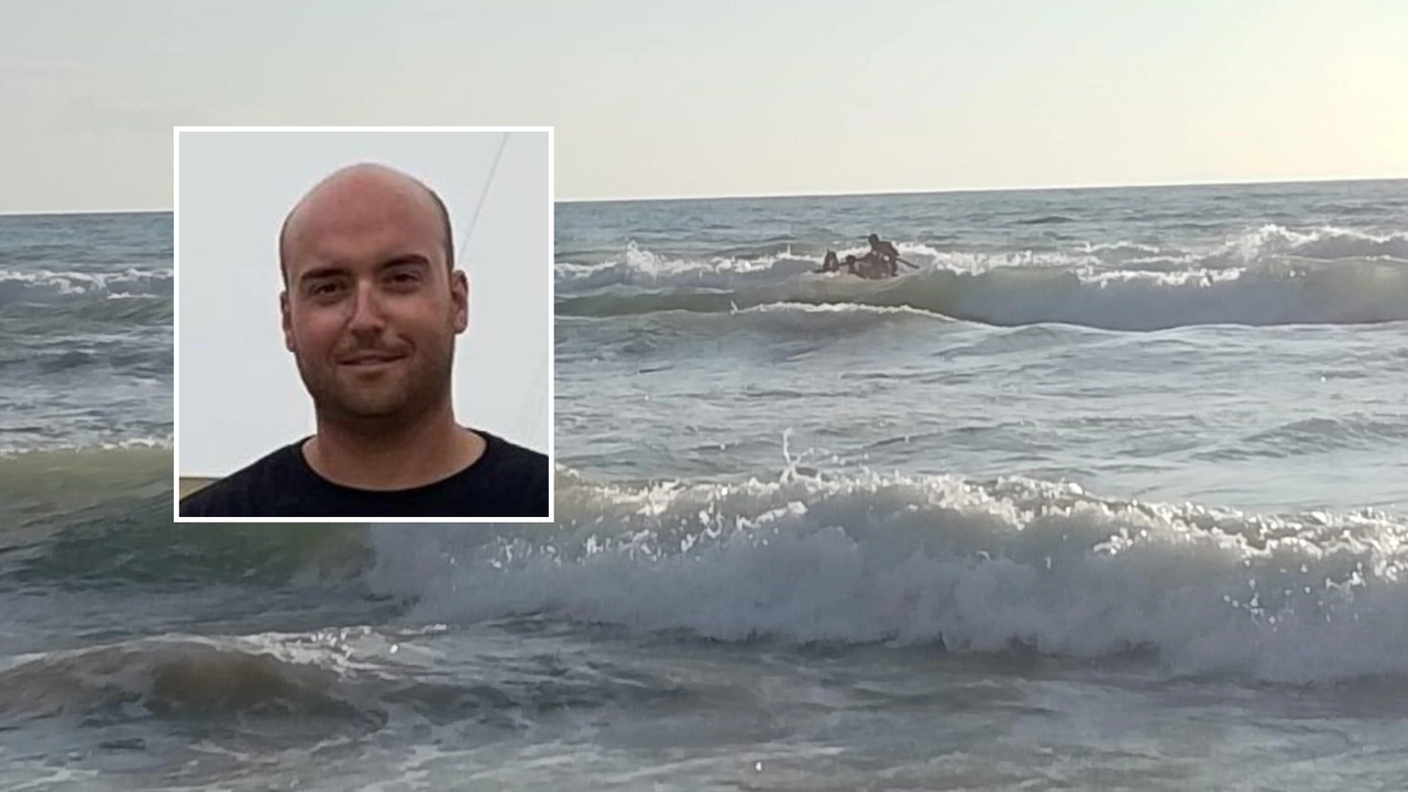 Un’immagine del drammatico salvataggio dei due bambini a San Vincenzo. Nel riquadro il titolare del bagno Florida, Matteo Montagnani, che ha effettuato il salvataggio insieme con il padre Un’immagine del drammatico salvataggio dei due bambini a San Vincenzo. Nel riquadro il titolare del bagno Florida, Matteo Montagnani, che ha effettuato il salvataggio insieme con il padre