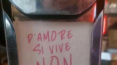 I tovagliolini con il numero antiviolenza I tovagliolini con il numero antiviolenza