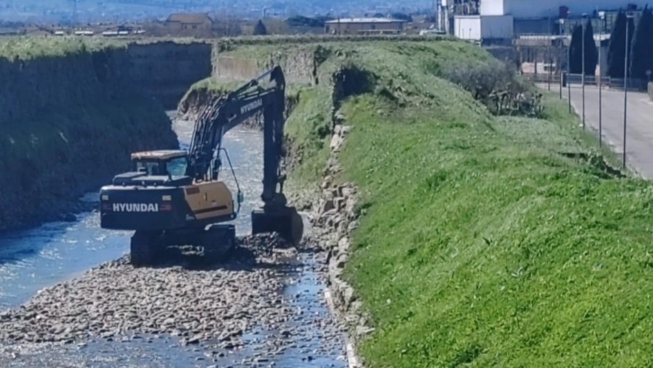 Torrente Agna, crolla parte di un argine: avviati i lavori d'urgenza