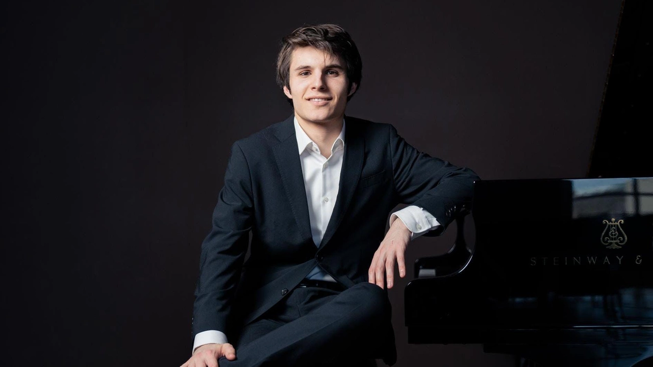 Simon Haje, vincitore dell’Orbetello Piano Competition Online 2023, sarà protagonista del piano recital dall’evocativo titolo «Al chiaro di luna» Simon Haje, vincitore dell’Orbetello Piano Competition Online 2023, sarà protagonista del piano recital dall’evocativo titolo «Al chiaro di luna»