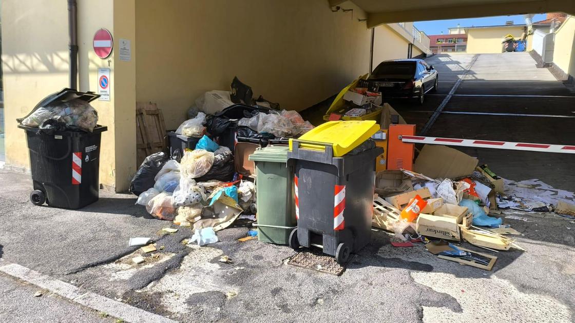 Mezzana ostaggio di rifiuti: "Spazzatura in strada puzzo e nessuna igiene"