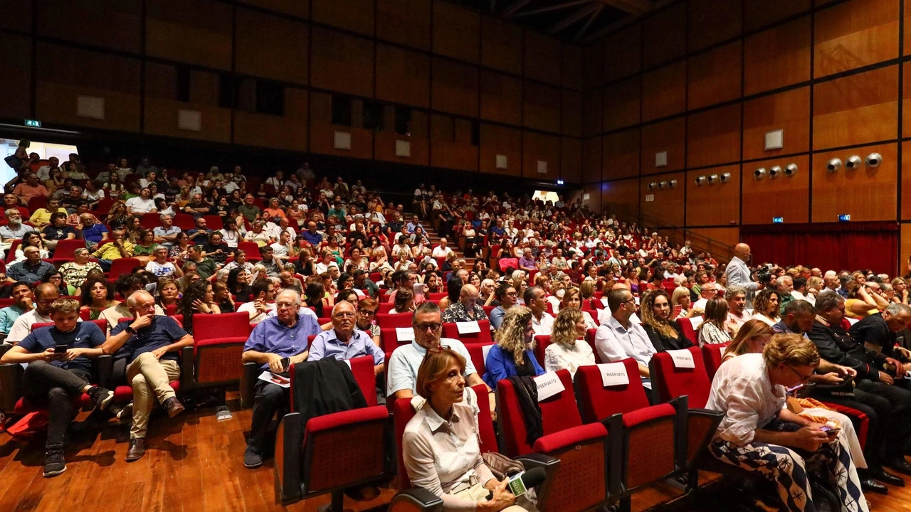 Tante persone ad uno spettacolo al Teatro Era (foto d’archivio Germogli) Tante persone ad uno spettacolo al Teatro Era (foto d’archivio Germogli)