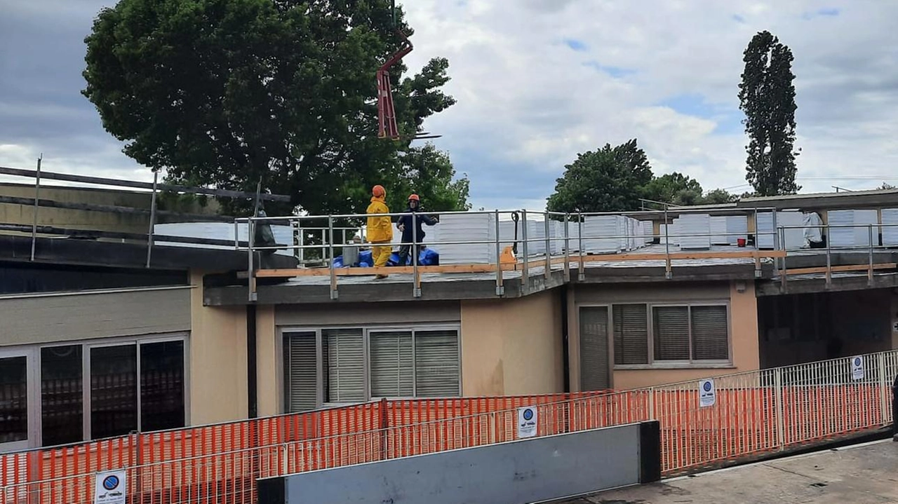 Il cantiere in corso alle scuole materne “Salgari“ di Strettoia, dove erano previsti lavori di impermeabilizzazione della copertura del plesso Il cantiere in corso alle scuole materne “Salgari“ di Strettoia, dove erano previsti lavori di impermeabilizzazione della copertura del plesso