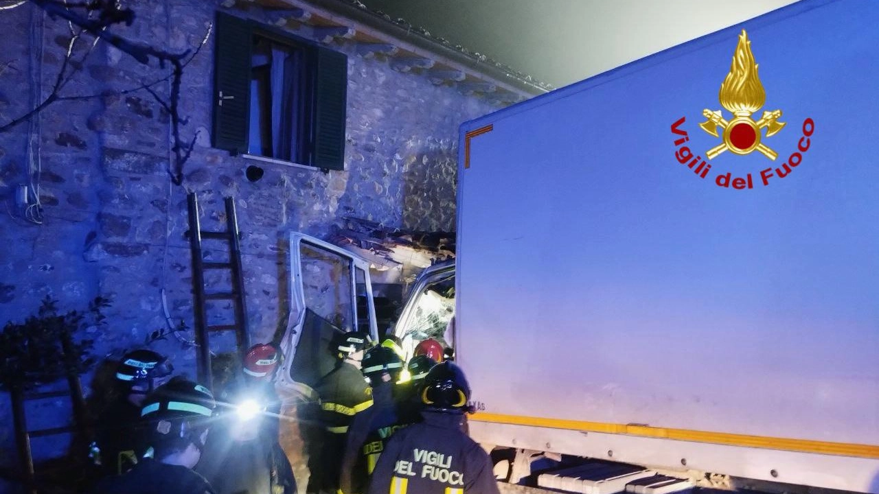 La scena dell'incidente: il camion finisce contro il muro dell'abitazione. I proprietari di casa sono rimasti intrappolati dentro La scena dell'incidente: il camion finisce contro il muro dell'abitazione. I proprietari di casa sono rimasti intrappolati dentro
