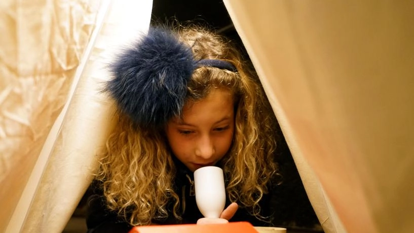 Una bambina alla scoperta di Arcipelago: è un’emozionante installazione teatrale per bambini da 7 a 12 anni, quella. in scena domani e domenica al Politeama Una bambina alla scoperta di Arcipelago: è un’emozionante installazione teatrale per bambini da 7 a 12 anni, quella. in scena domani e domenica al Politeama