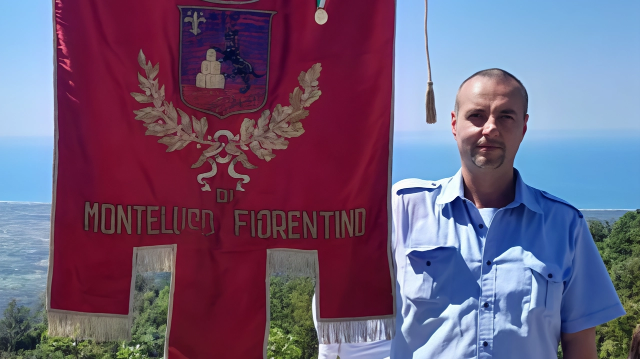 Alessandro Vinci con il gonfalone del Comune di Montelupo a Sant’Anna di Stazzema Alessandro Vinci con il gonfalone del Comune di Montelupo a Sant’Anna di Stazzema