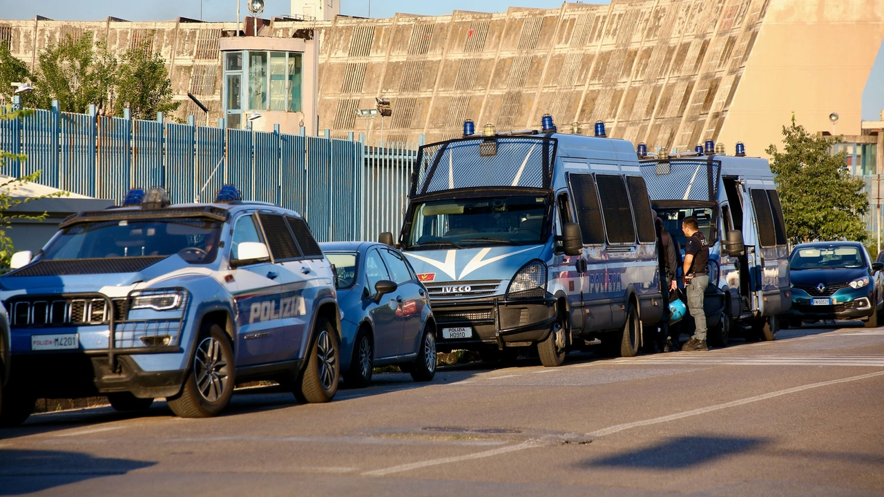 Lo schieramento della polizia fuori dal carcere durante la rivolta (Foto New Press Photo)